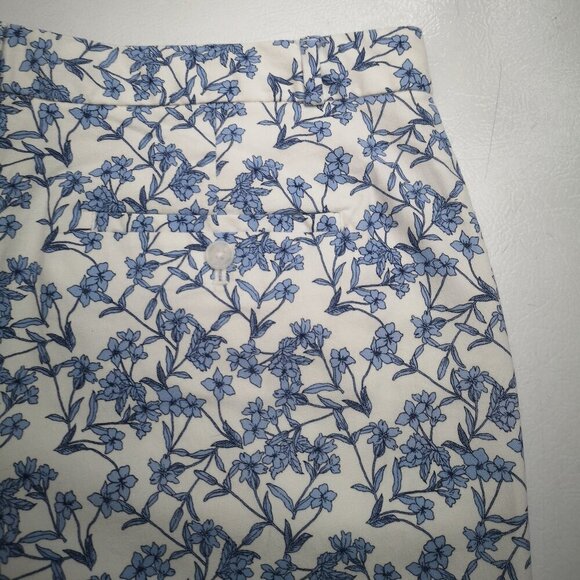 Banana Republic Ladies Size 12 Ivory w/Blue Flower Pattern Bermuda Length Shorts - Picture 8 of 11